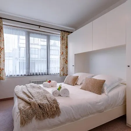 Cosy, Authentic Flat On The Ground Floor And Within Walking Distance From The Sea And The In Mariakerke Apartment *